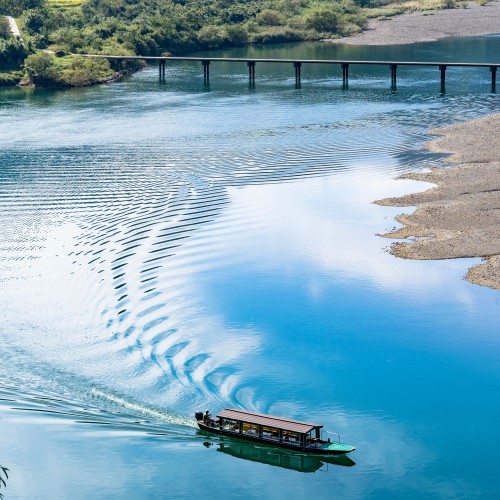 Kochi{{{bus_icon}}} Kure Taisho Market{{{bus_icon}}}Shimanto River{{{bus_icon}}}Ashizuri Cape
